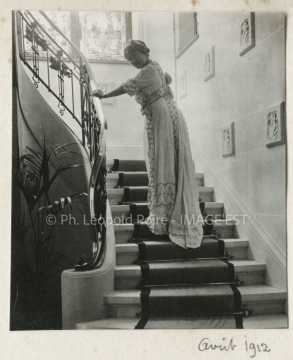 Femme montant un escalier (Nancy)